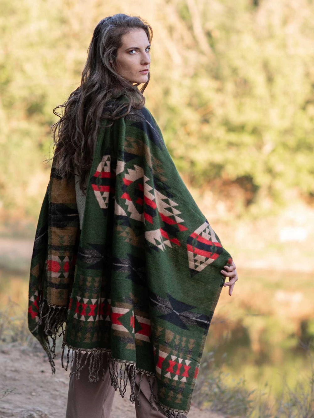 Палантин теплый с орнаментом Навахо