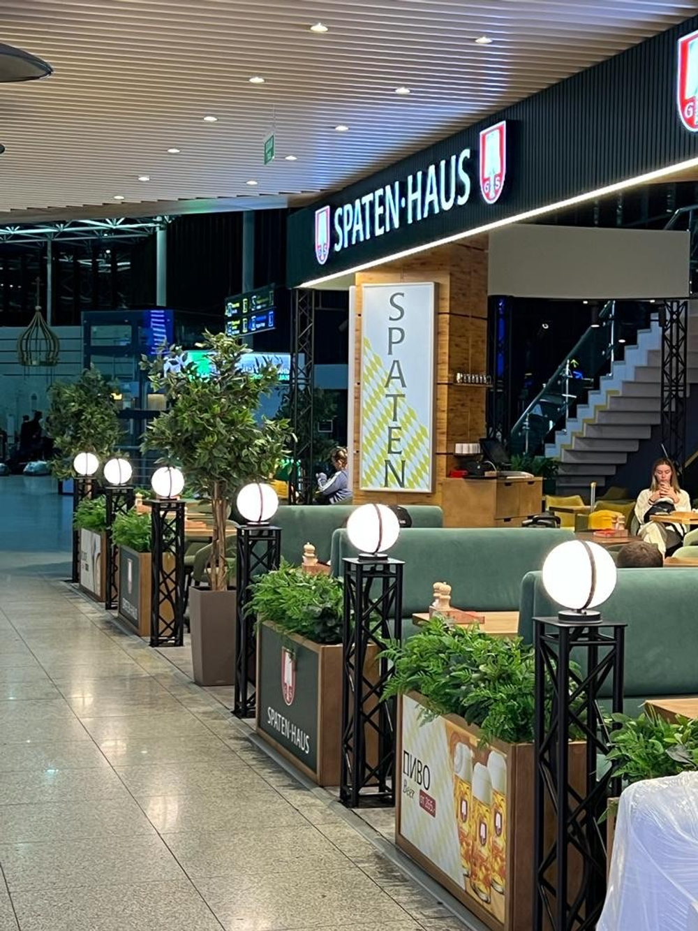 Озеленение ресторана в аэропорту Сочи