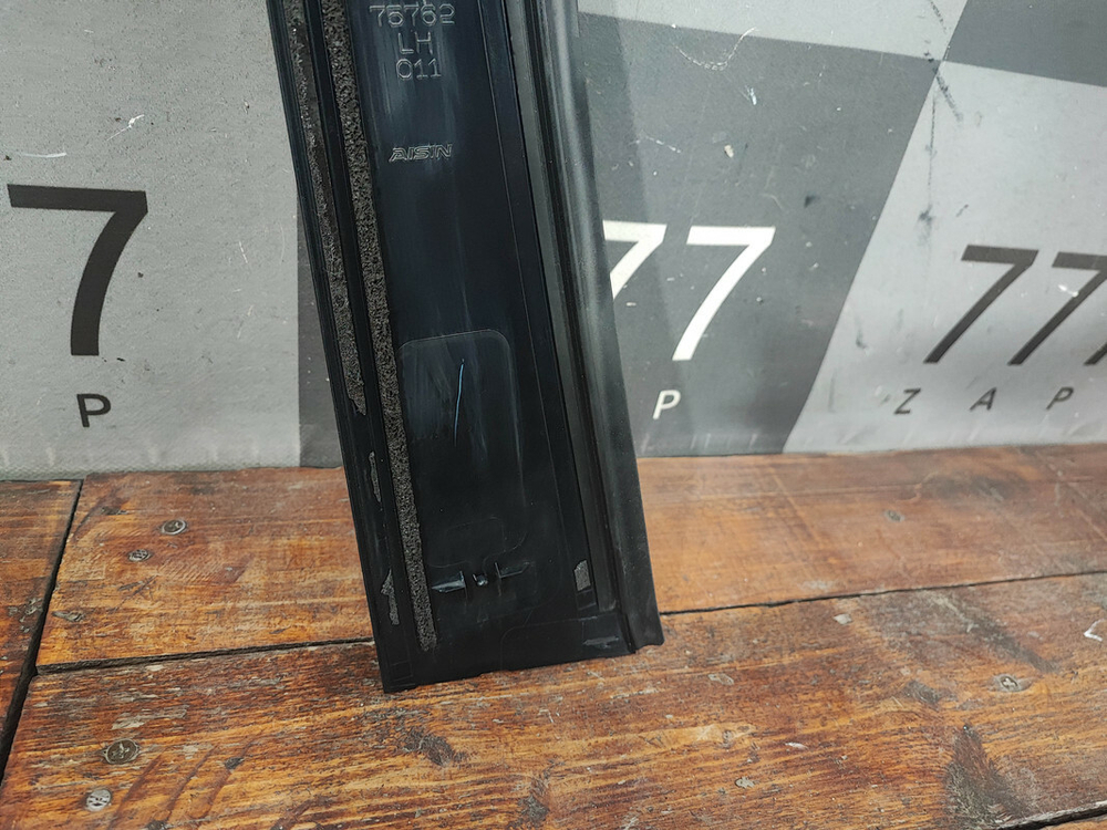 Накладка двери задней левой Toyota Camry (XV70) 17-нв Б/У Оригинал 7576233090