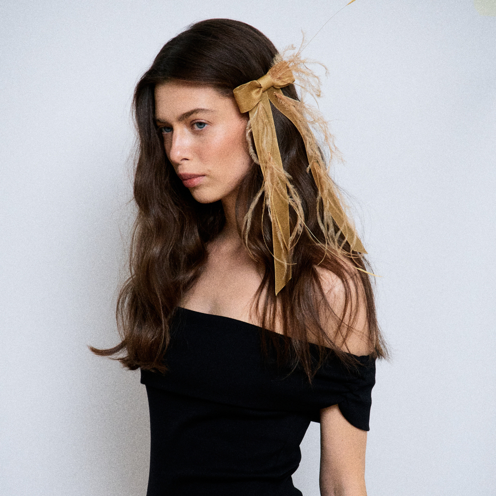 Бант "Мэри" бежевый с перьями