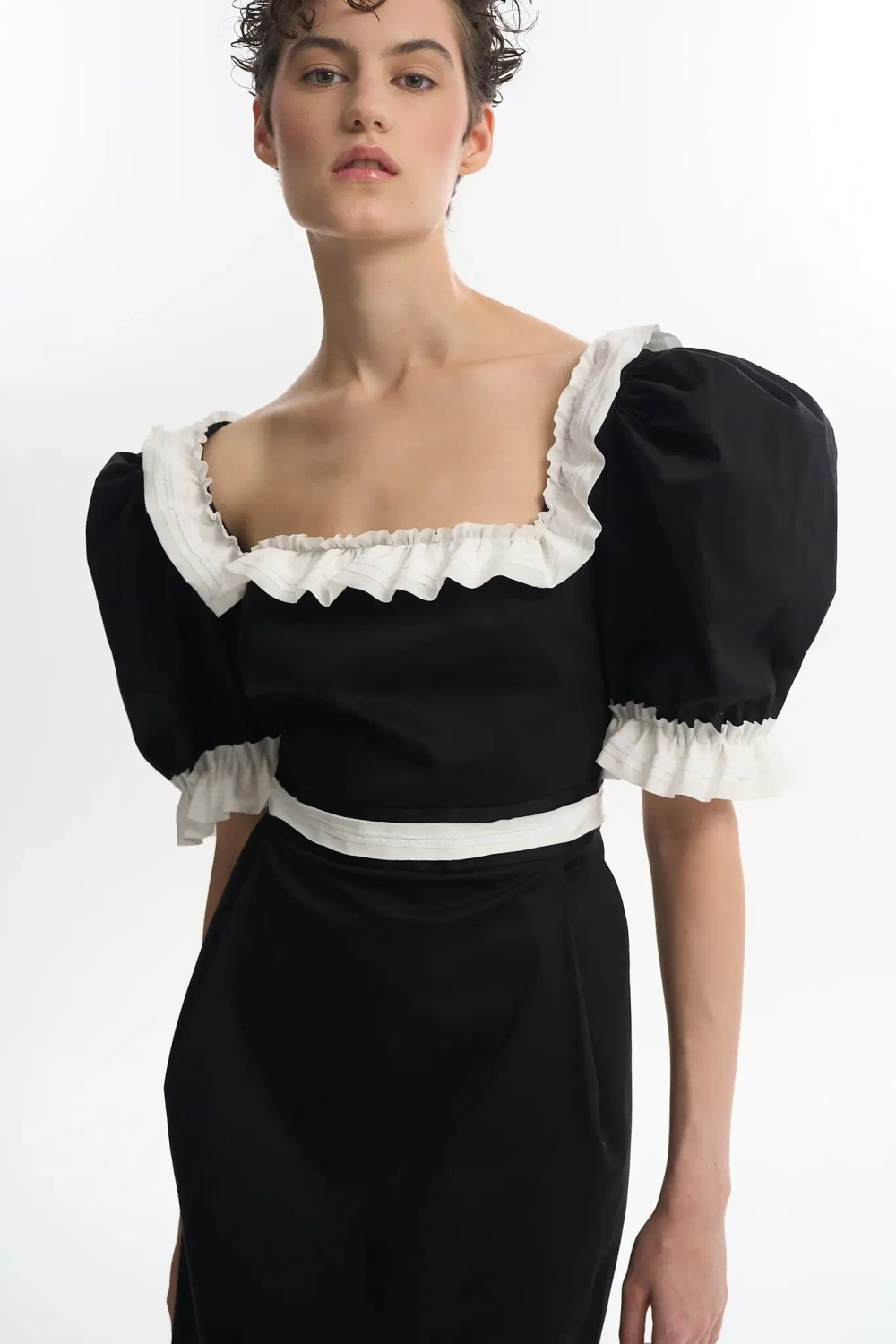 Платье-миди с вырезом каре и рукавами буф