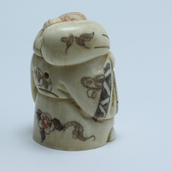 Нэцкэ Дзюродзин с мешком риса и веером