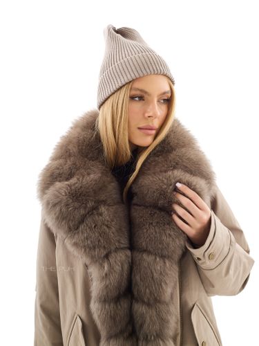 Короткая пуховая парка бежевого цвета