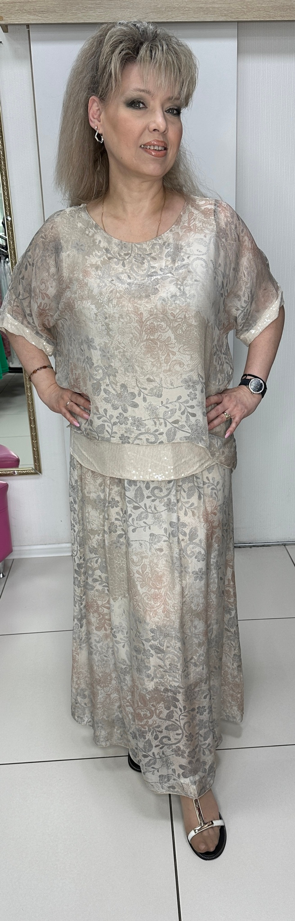 Нарядный итальянский костюм с пайетками и юбкой