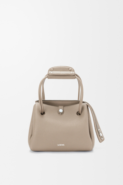 Loewe Маленькая сумка Madrid из мягкой зернистой телячьей кожи, цвет глины