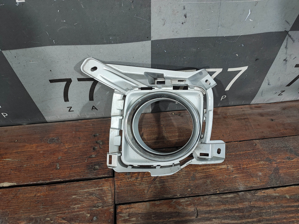 Накладка ПТФ левая Toyota Land Cruiser 200 12-15 Б/У Оригинал 5204060070