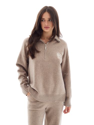 Вязаный костюм с вышивкой в цвете капучино