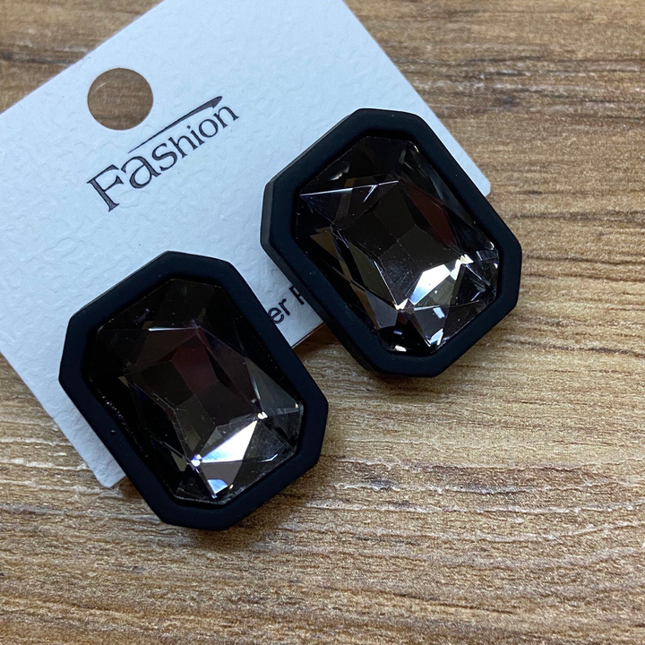 Серьги-гвоздики Fashion кристалл серый в оправе прямоугольник скошенный пластик цвет черный