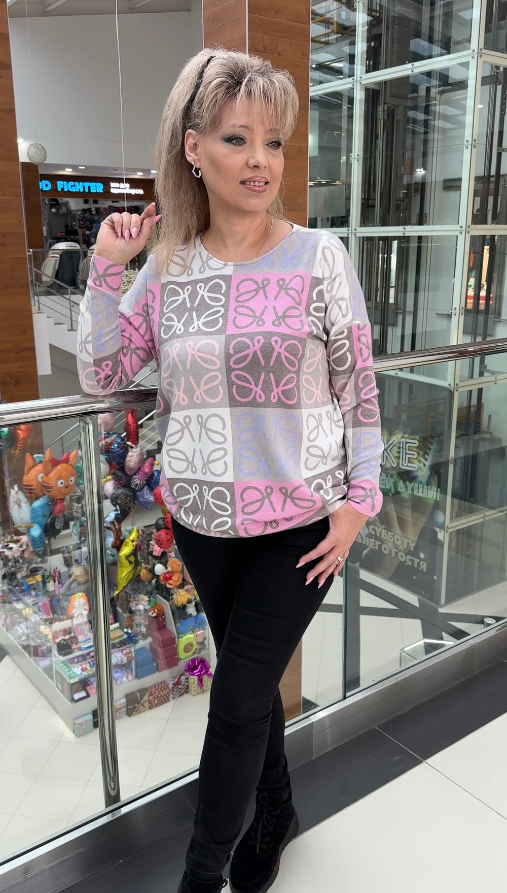 Нарядный тонкий джемпер в "вензелях"