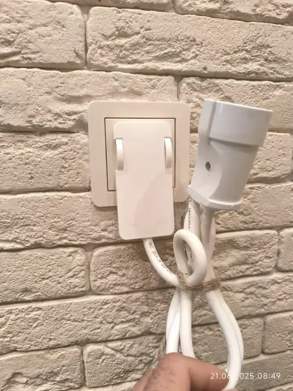 Удлинитель электрический с плоской, потайной вилкой (за шкаф) 1 розетк 1 Метр 3500 Ватт с заземлением