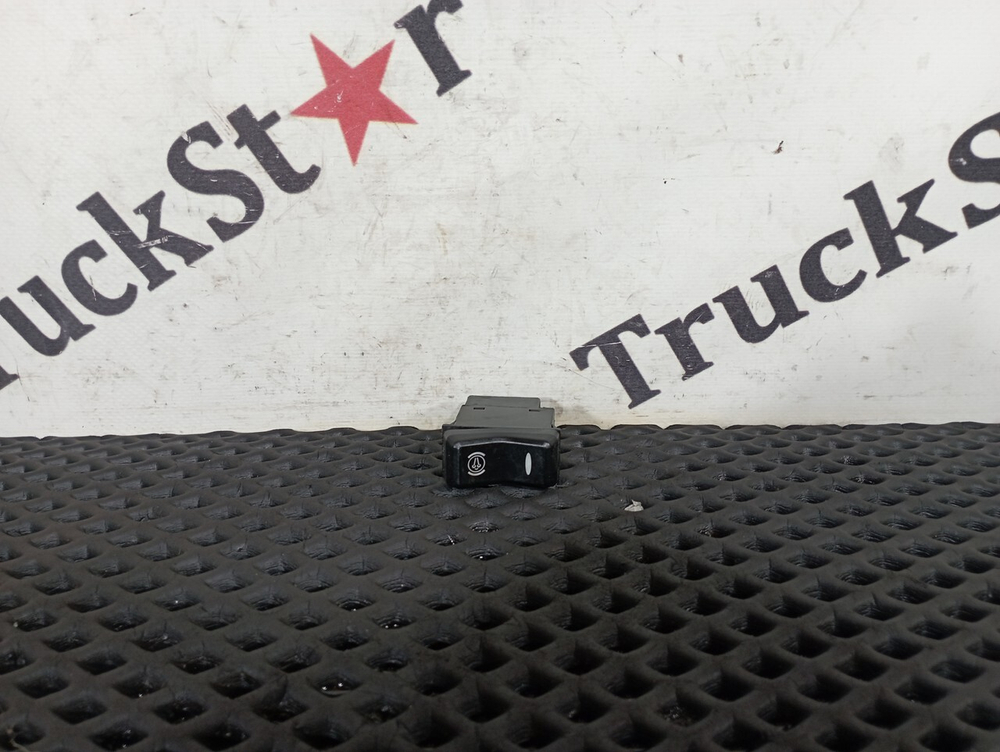 Кнопка включения горного тормоза