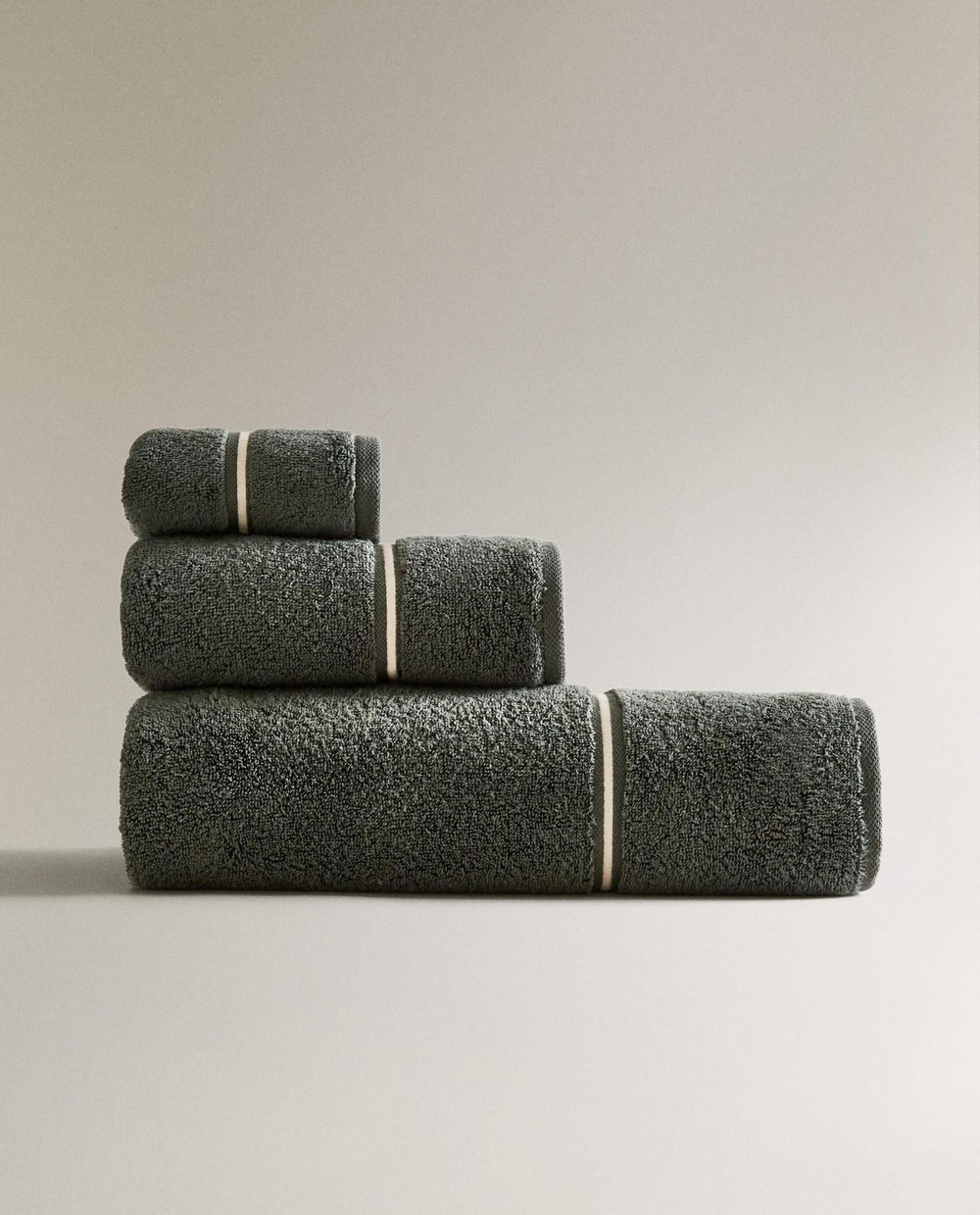 Zara Home - Банное полотенце с вышитой каймой, зеленый, 50х90 см