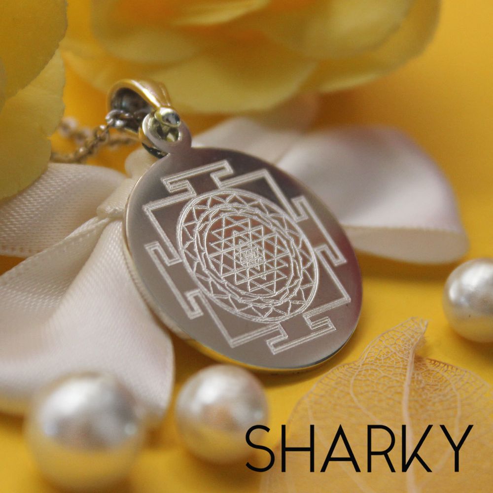 Серебряная подвеска кулон с гравировкой namaste намастэ