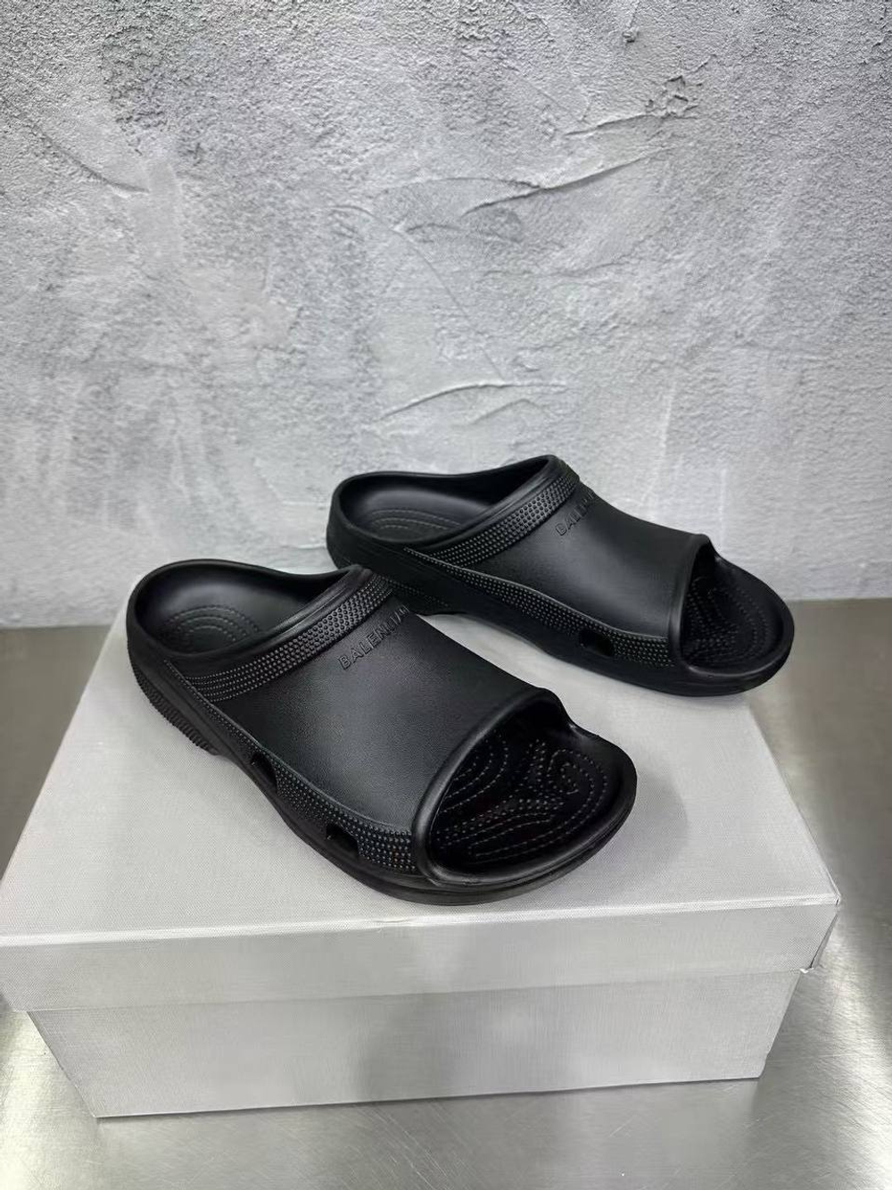 Шлёпанцы Balenciaga