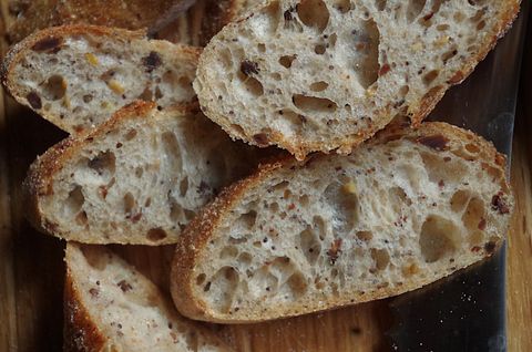 Багеты с жареным миндалем на закваске