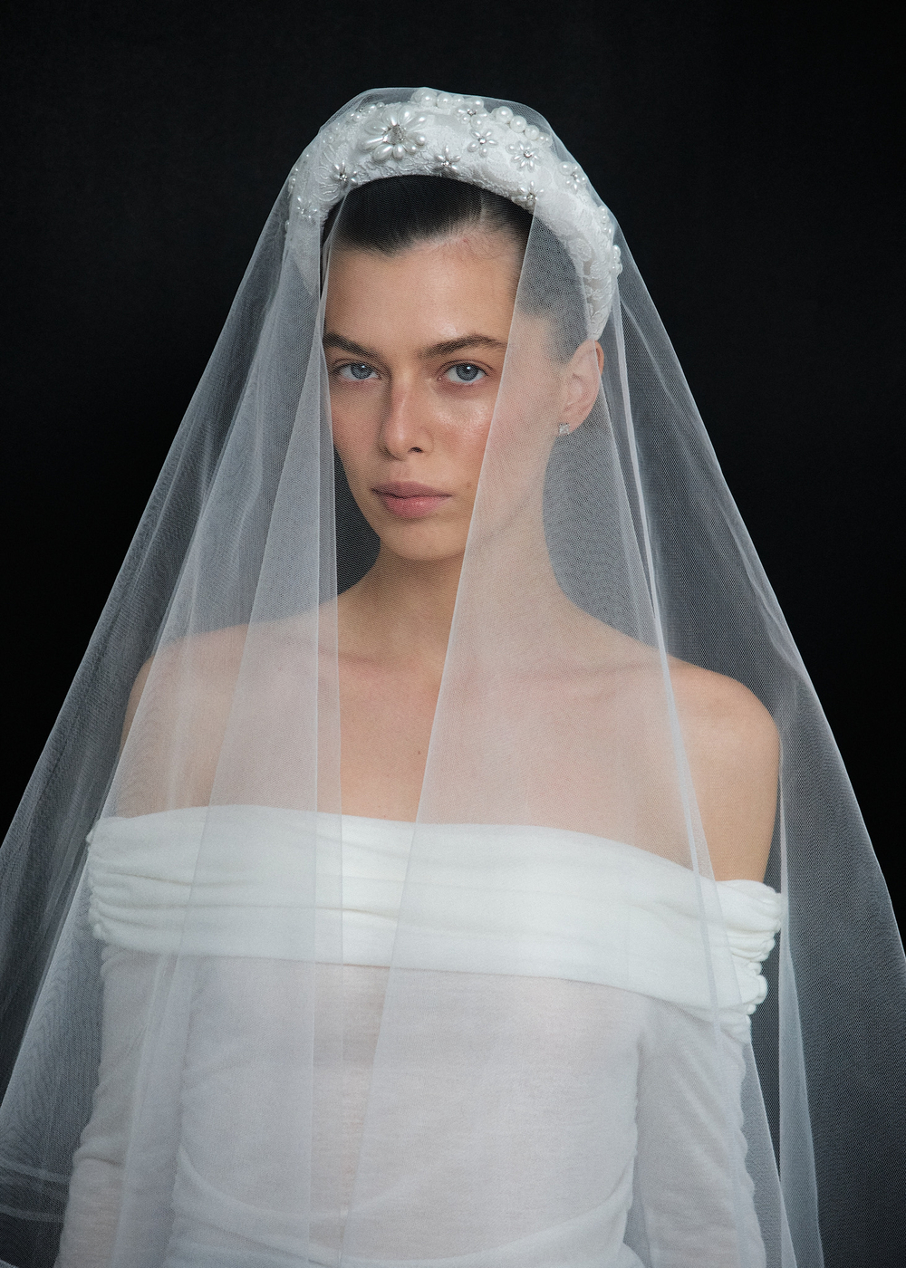 Ободок высокий с декором из жемчуга и камней