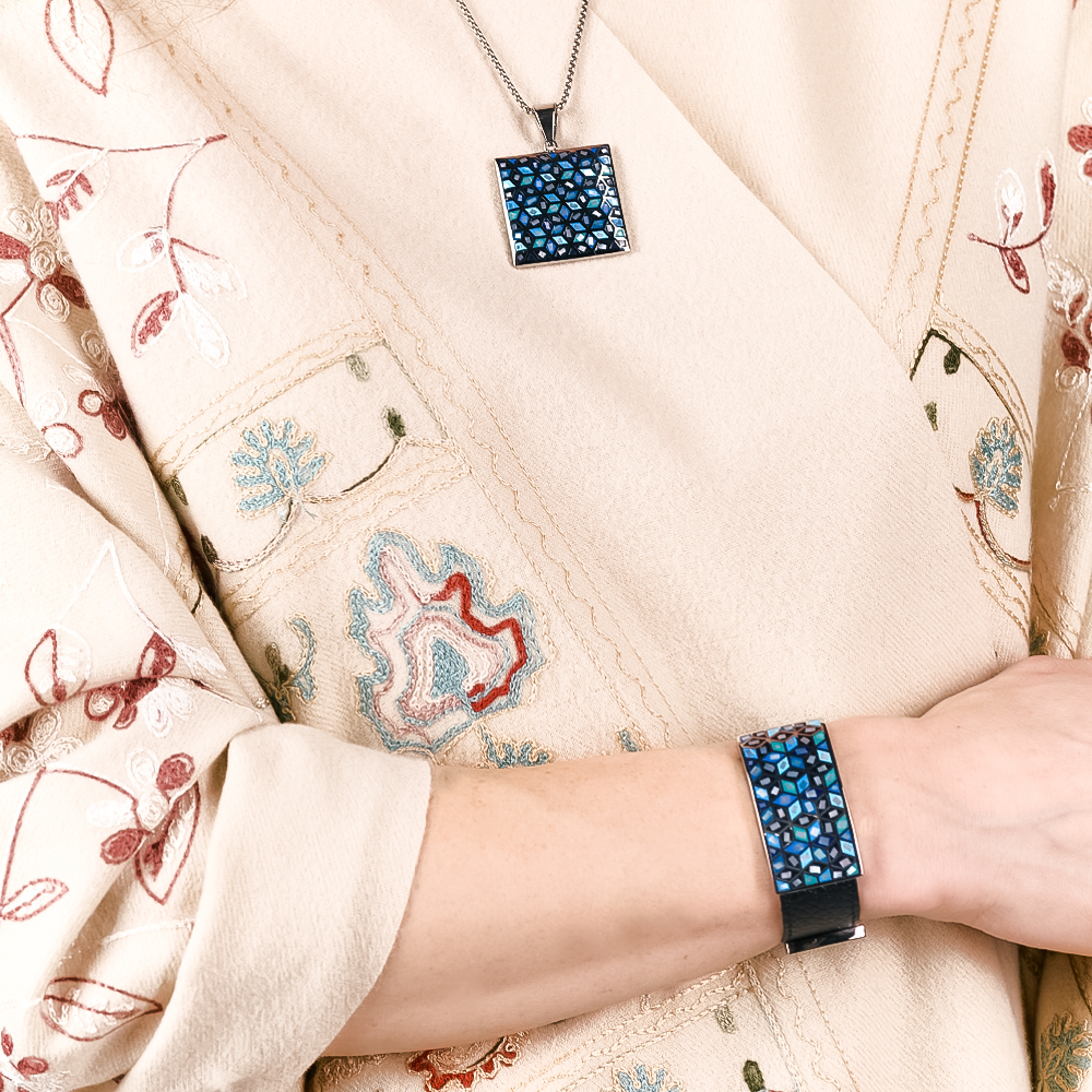 Браслет Fiore Luna на черном кожаном ремешке CB13209-3