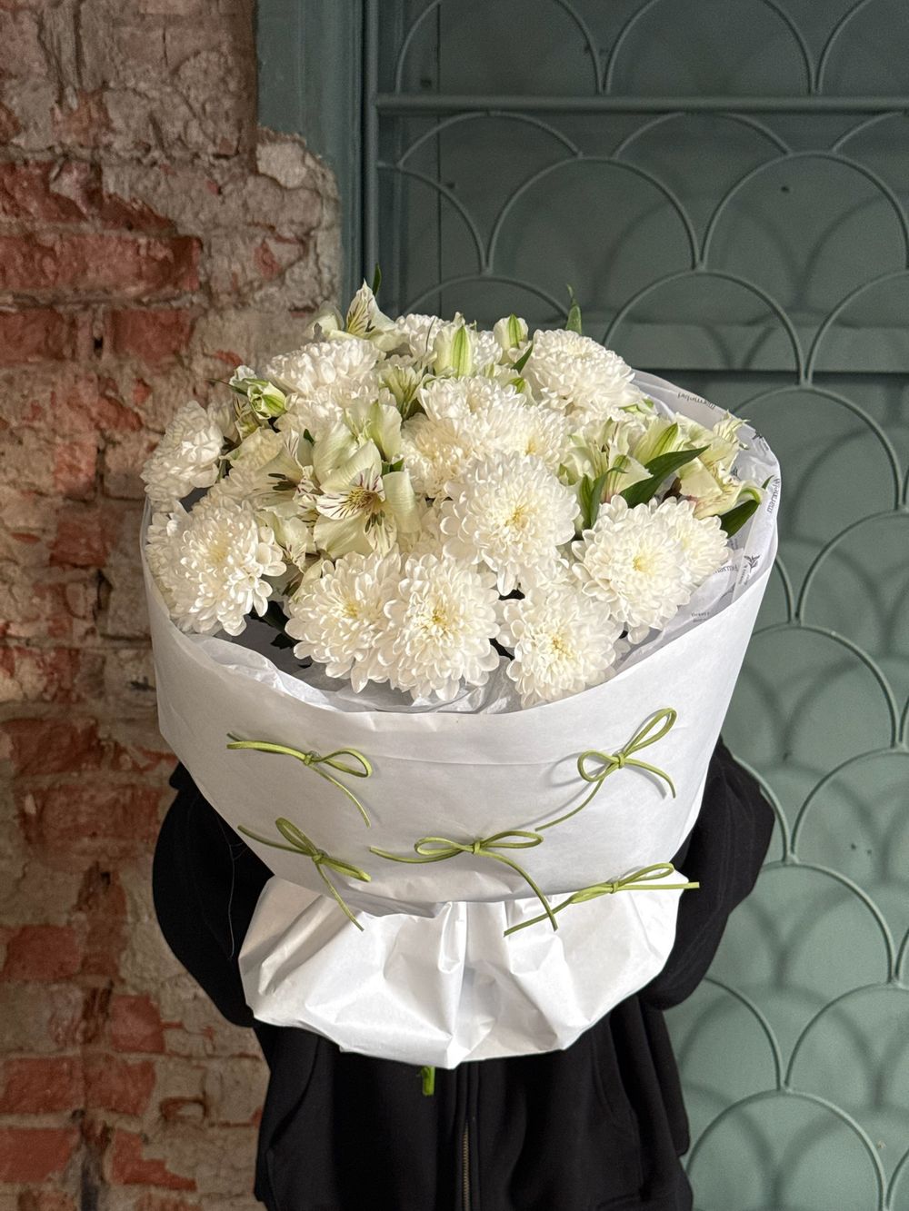 Букет из альстромерии и хризантемы