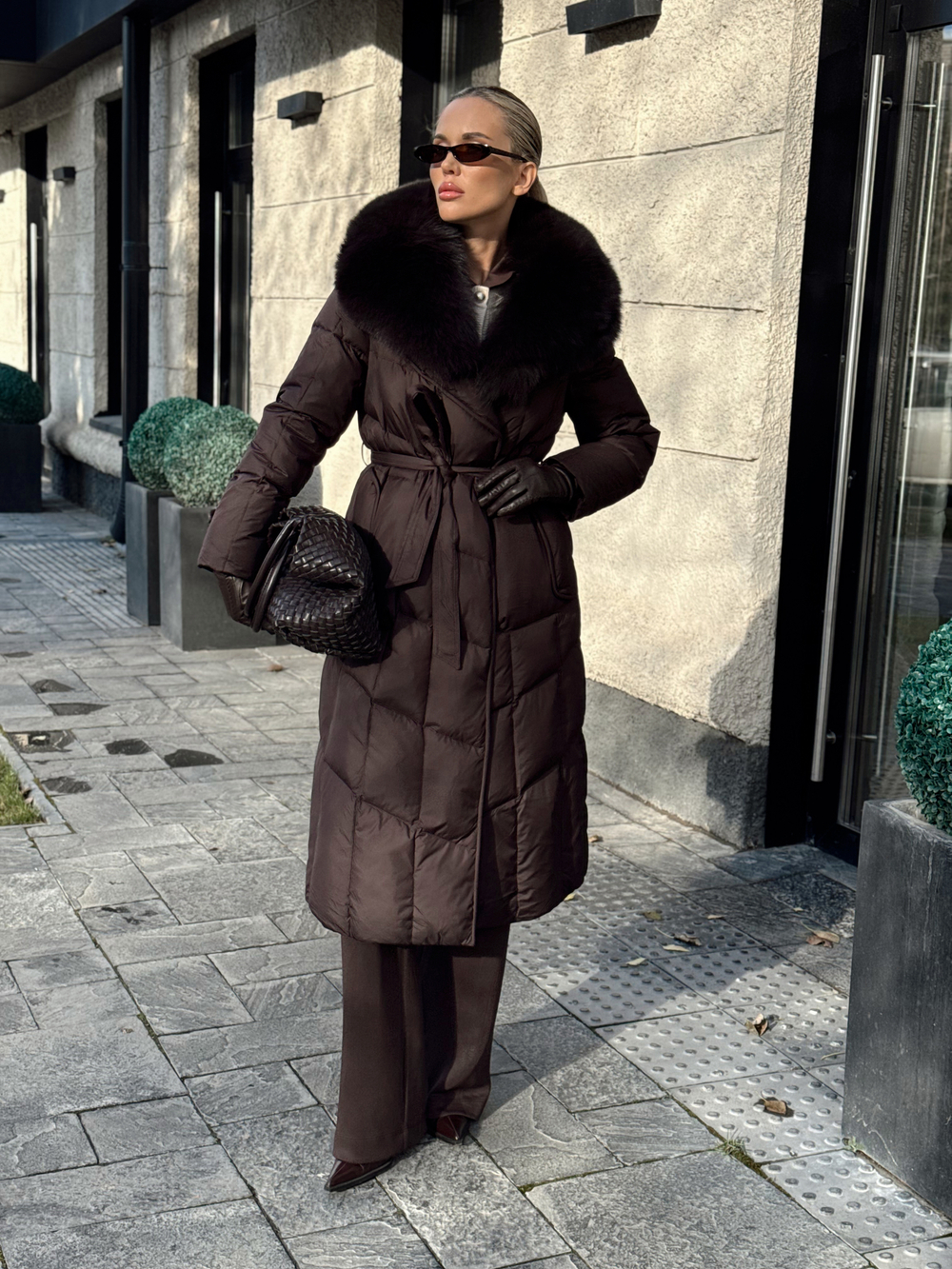 Пуховик с воротником в длине миди