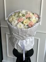 Сборный букет из хризантемы, маттиолы, диантусов и одноголовых роз