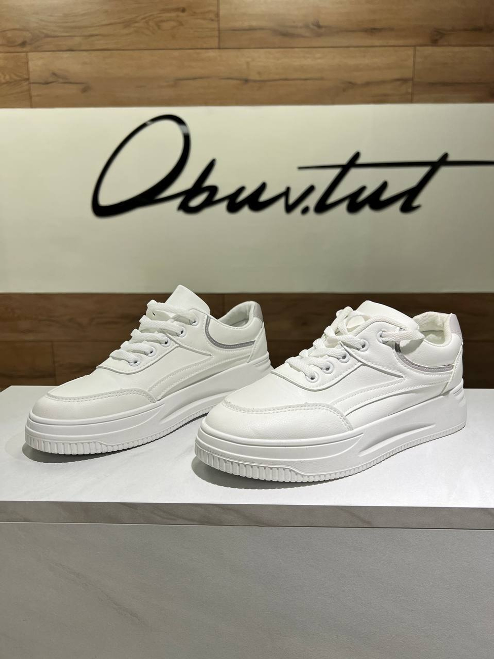 Кроссовки женские