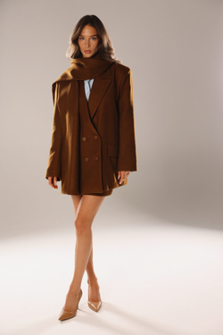 Пальто-пиджак с юбкой в карамельном цвете