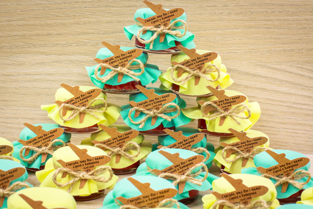 Бонбоньерка с крем-медом на свадьбу с фигурной биркой, 35 грамм