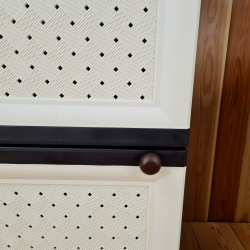 Тумба-шкаф пластиковая "УЮТ", две дверцы (верхняя плетёная, нижняя плетёная). Цвет: Коричневый бежево-шоколадными дверцами.
