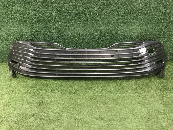 Решетка переднего бампера Toyota Camry xv70 (2017-2021)