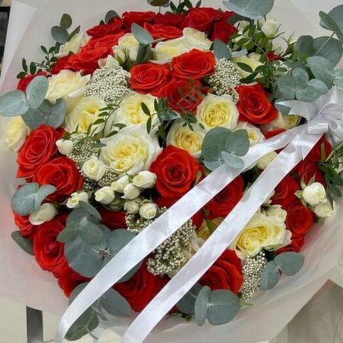 Большой авторский букет из роз Кэндилайт, Нина и кустовых роз Грин Глоу. Авторский букет 006 Chalet Green