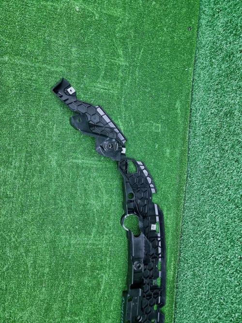 Кронштейн переднего бампера BMW 7er G70 (2022-н.в)