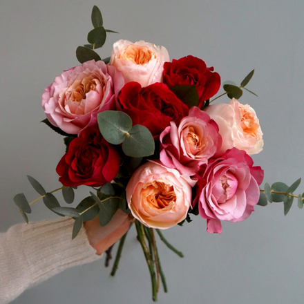 69. Яркий микс роз с эвкалиптом