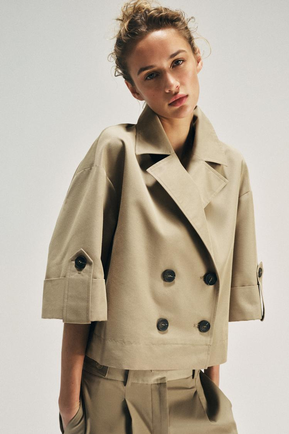 ZARA УКОРОЧЕННЫЙ ТРЕНЧ С КОРОТКИМИ РУКАВАМИ, РЫЖЕВАТО-КОРИЧНЕВЫЙ