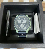 Швейцарские мужские часы Swatch x Omega Bioceramic Moonswatch Mission on Earth SO33G100