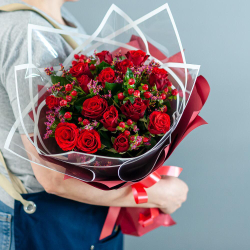 Яркий букет с кенийской розой