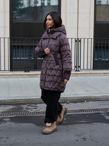 Шоколадный удлиненный пуховик с манишкой-капюшоном