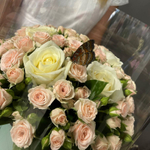 Живые бабочки с розами