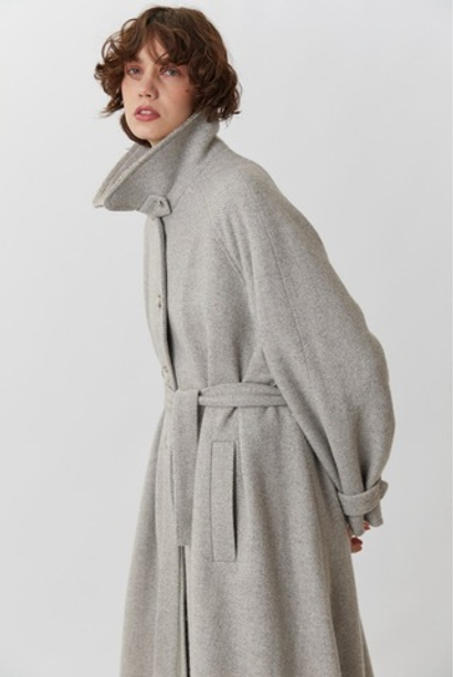 Объемное пальто светло-серого цвета в елочку