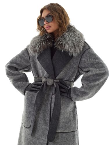 Серое пальто на поясе с меховым воротником