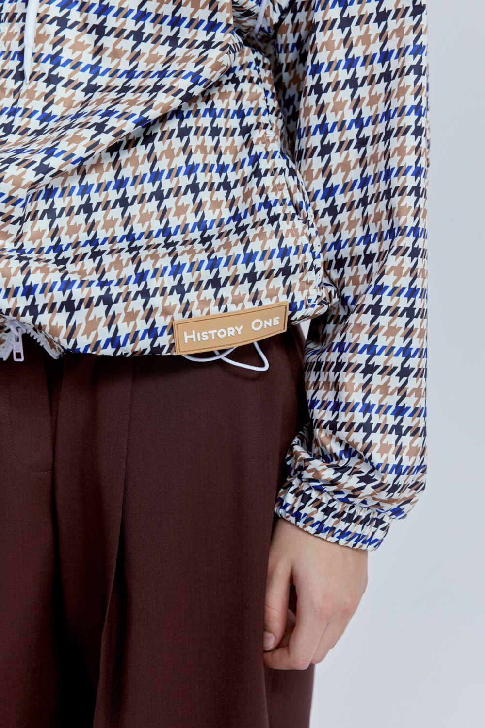 Ветровка с принтом "гусиная лапка" и капюшоном