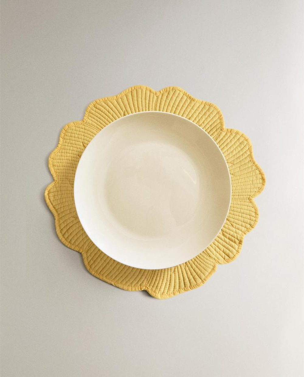 ZARA HOME СТЕГАНАЯ ПОДСТАВКА ПОД ПРИБОРЫ В ФОРМЕ ЦВЕТКА, ЖЕЛТЫЙ