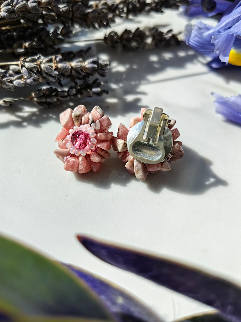 Клипсы "Цветы" ручной работы из бисера с камнем Родохрозит и кристаллами Swarovski