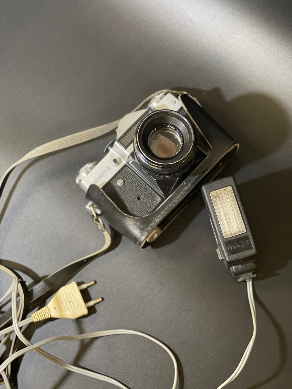 Фотоаппарат пленочный "Zenit-E" с объективом "Helios-44-2" и фотовспышкой "Электроника ФЭ-27", Оптико-механический завод "Зенит", СССР, 1965-1982 гг. в кофре