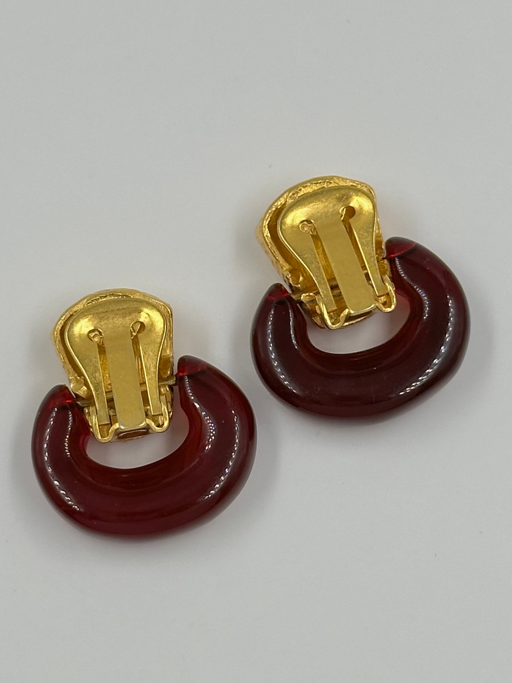 Клипсы с бордовым пластиком Givenchy