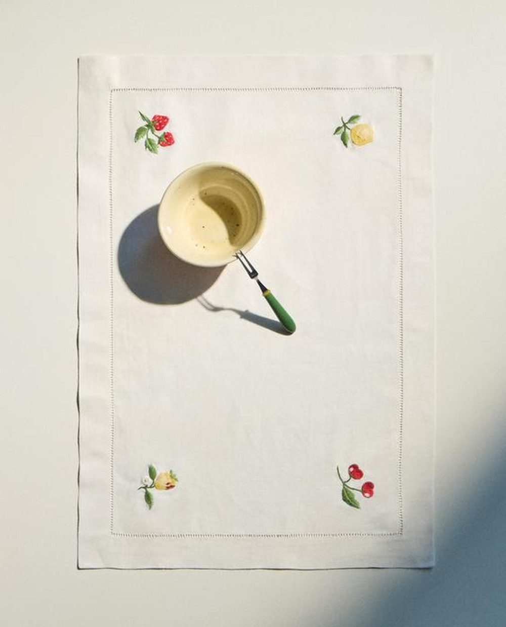 ZARA HOME ПОДСТАВКА ПОД СТОЛОВЫЕ ПРИБОРЫ С ВЫШИВКОЙ, ЭКРЮ