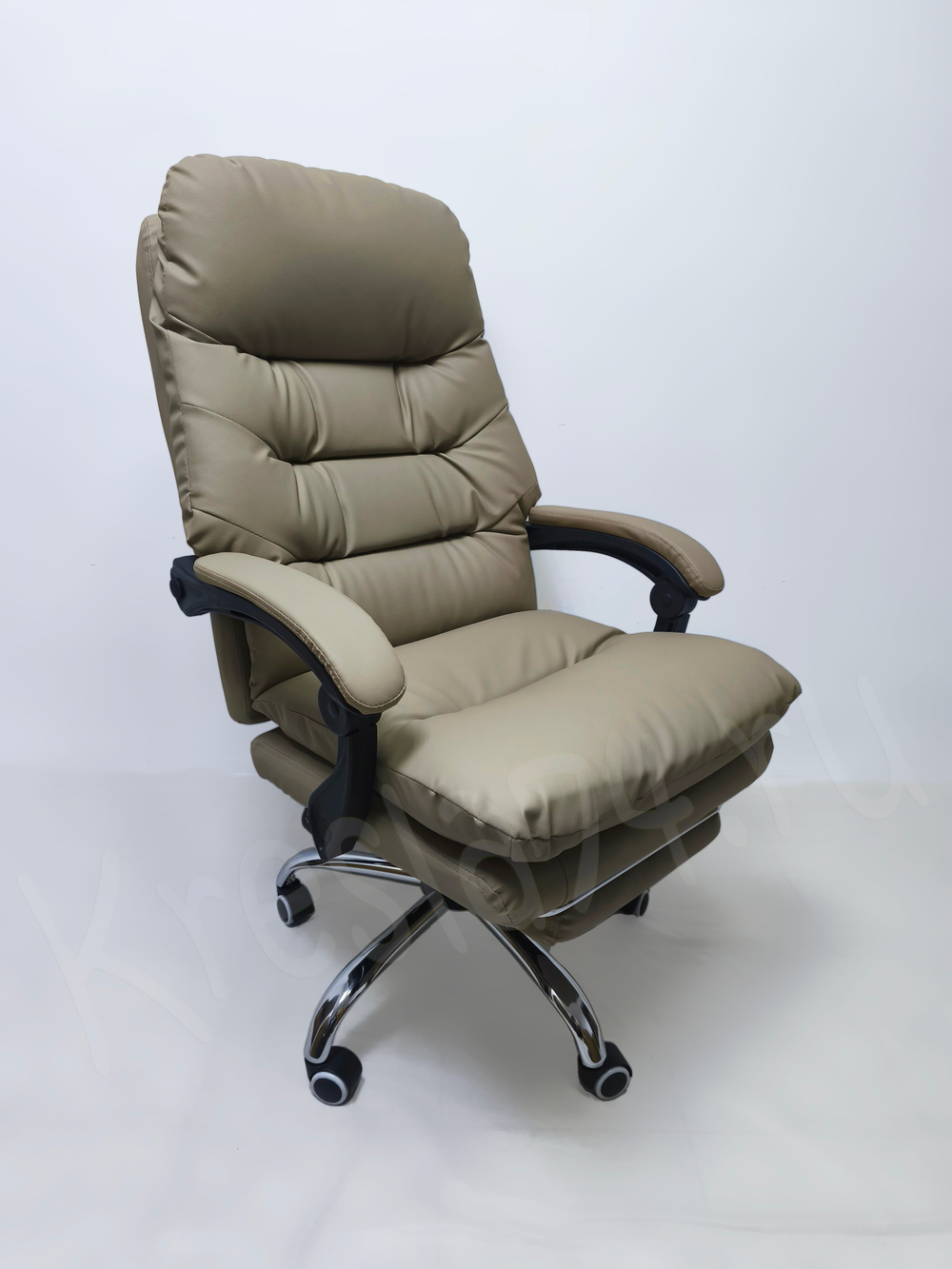 Кресло руководителя из эко кожи. Бежевый цвет
