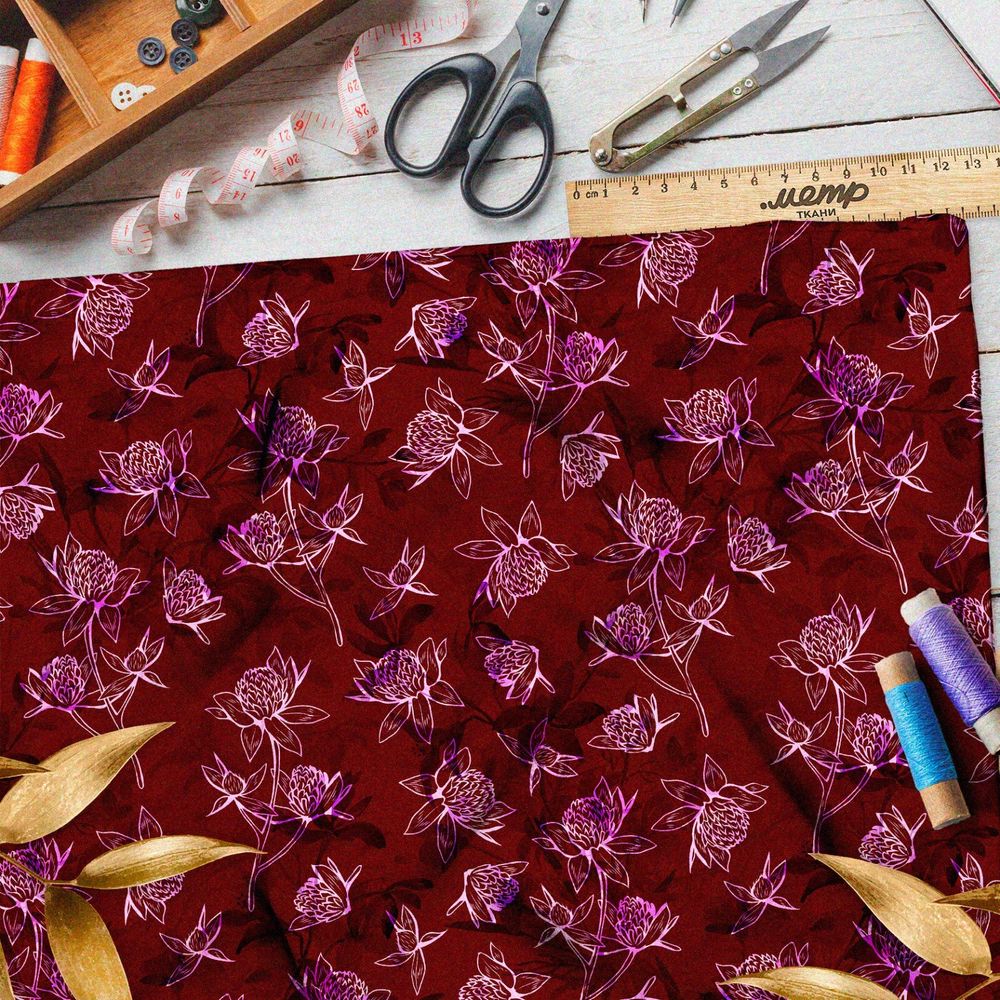 Ткань флис эскиз белого клевера на бордовом фоне