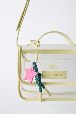 ZARA ВИНИЛОВАЯ СУМКА С ПЛЕЧЕВЫМ РЕМНЕМ И ПОДВЕСКОЙ, ПРОЗРАЧНЫЙ