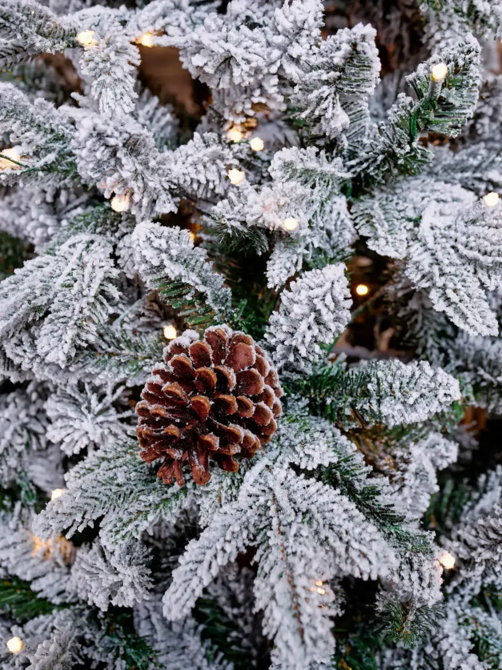 Заснеженная елка с гирляндой встроенной «Saint Paul» (Литая+пвх) 210 см / 2,1 м
