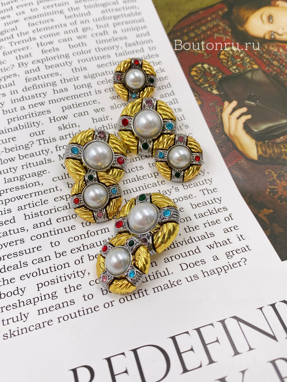 Пуговицы в золотистом и серебристом металле с разноцветными стразами и белым жемчугом
